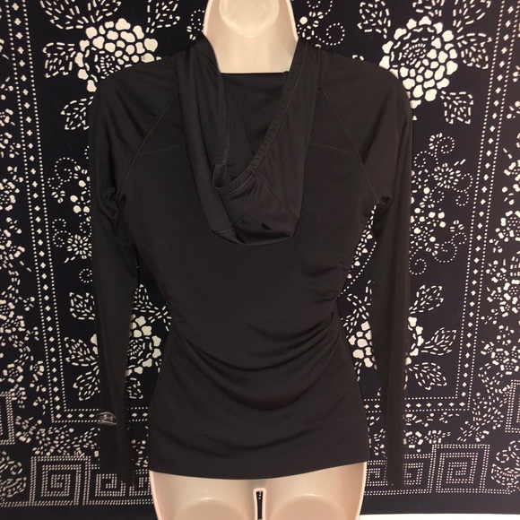 UNDER ARMOUR Athletic Top - Picture 3 of 8